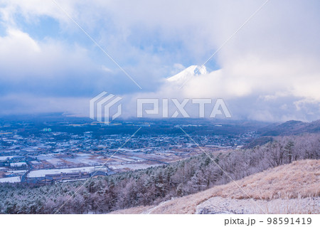 雲間から顔を出した富士山 雲間から顔を出した富士山 98591419