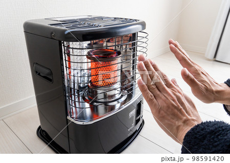 ストーブで温まる手元 ストーブで温まる手元 98591420