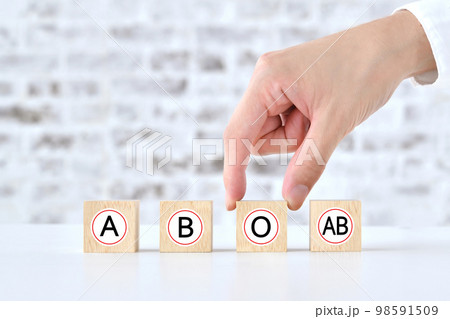 血液型が書かれた文字ブロックと人物の手元 98591509