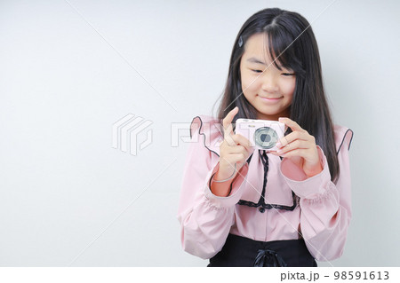 カメラの画像を見て笑顔になる女の子 カメラの画像を見て笑顔になる女の子 98591613