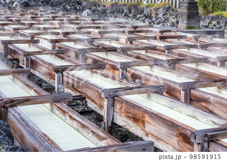 群馬県草津町 湯気が立ち上る草津温泉のシンボル湯畑の湯桶 群馬県草津町 湯気が立ち上る草津温泉のシンボル湯畑の湯桶 98591915