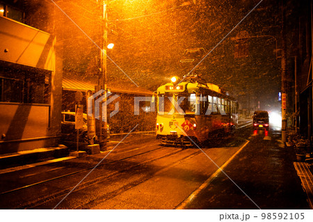 雪舞う路面電車 98592105