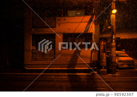 路面電車　停留所　冬 98592307