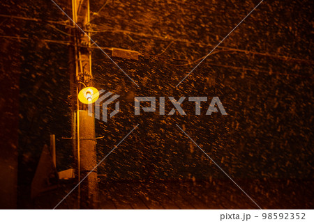 雪の夜の停電灯留所の電灯 98592352