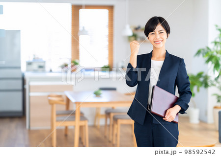 不動産　女性　リビング　ビジネスウーマン　営業　建築　建設 98592542