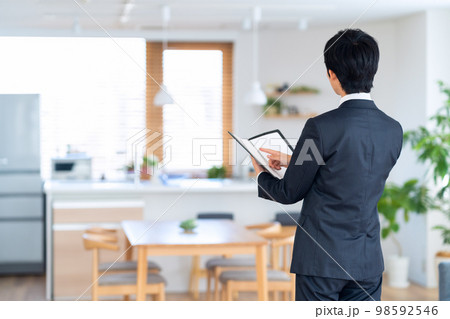 不動産 男性 コンサルタント 新入社員 金融 保険 リビング ビジネスマン 営業 不動産 男性 コンサルタント 新入社員 金融 保険 リビング ビジネスマン 営業 98592546