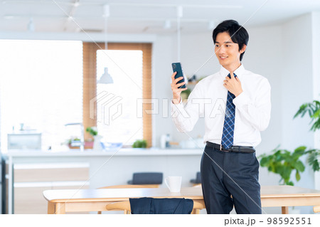 男性 朝 通勤 リビング ビジネスマン 着替え 男性 朝 通勤 リビング ビジネスマン 着替え 98592551