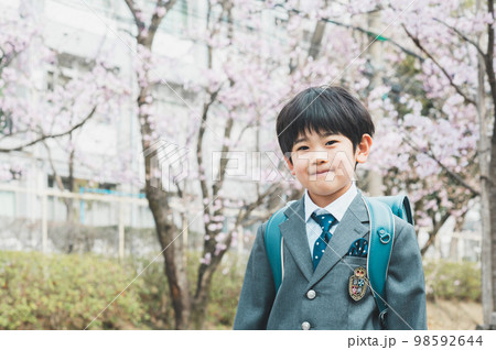 桜並木を歩く小学生　新入学 98592644