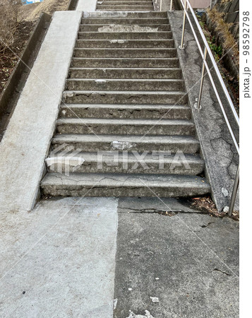 街中の石の階段 街中の石の階段 98592798