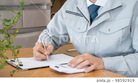 訪問相談イメージ｜建設・建築会社・工務店・リフォーム・見積り 98592919