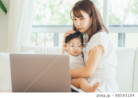 赤ちゃんの病気でオンライン診療をしてもらうお母さん 98593104