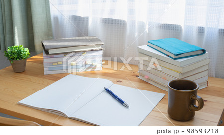 積まれた本とノート 積まれた本とノート 98593218