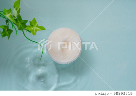 水の波紋、化粧品のボトル 98593519