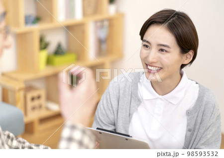 若い女性看護師 訪問看護 在宅医療 若い女性看護師 訪問看護 在宅医療 98593532