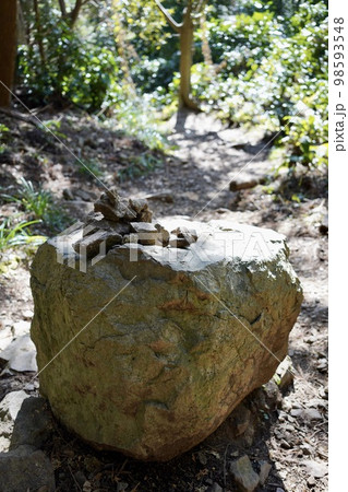 岩の上に置かれた小石 98593548