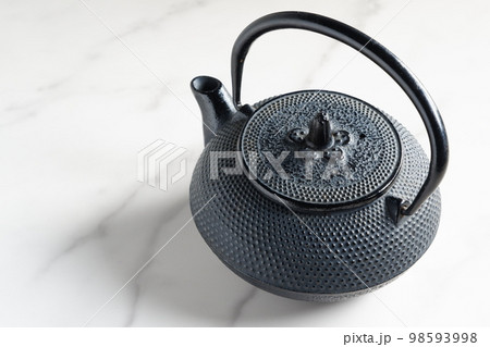 茶道具として考案された日本の伝統的な湯沸かしの鉄瓶 茶道具として考案された日本の伝統的な湯沸かしの鉄瓶 98593998