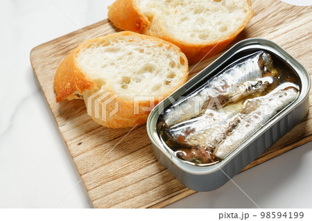 缶詰のオイルサーディンとバゲット 98594199