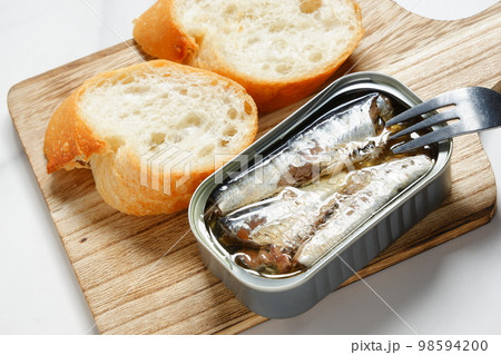 缶詰のオイルサーディンとバゲット 98594200