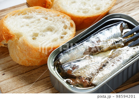 缶詰のオイルサーディンとバゲット 98594201