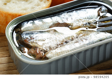 缶詰のオイルサーディンとバゲット 98594205