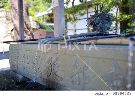 白髭神社　境内の手水舎　滋賀観光 98594535