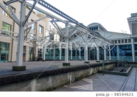 旧新橋停車場跡のプラットホームとゼロマイル標識 98594623