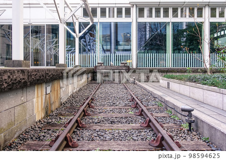 旧新橋停車場跡のプラットホームとゼロマイル標識 旧新橋停車場跡のプラットホームとゼロマイル標識 98594625