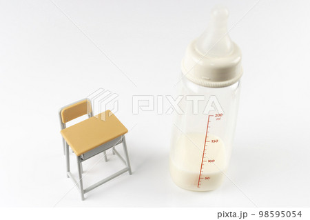 ほ乳瓶と玩具の勉強机。育児の勉強イメージ 98595054