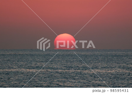 夕日　だるま夕日　沈む 98595431