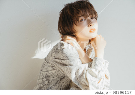 ナチュラルビューティな女性 98596117