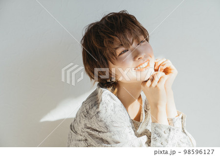 ナチュラルビューティな女性 98596127