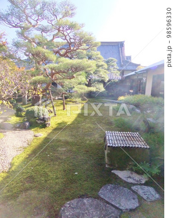 妙顕寺の庭園 光琳曲水の庭 妙顕寺の庭園 光琳曲水の庭 98596330