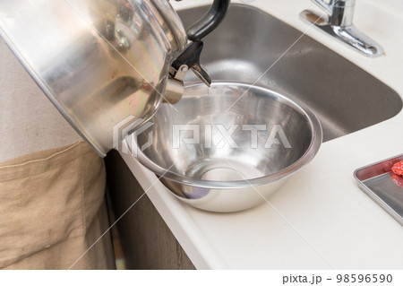 【イクラの醤油漬けを作るためにボウルにお湯を入れる】 98596590