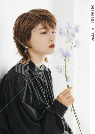モード系のビューティ女性 98596860
