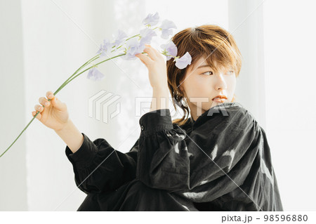 モード系のビューティ女性 98596880