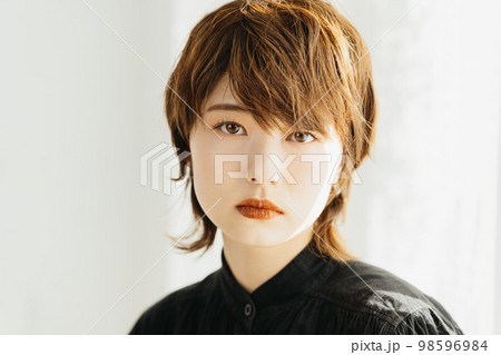 モード系　ビューティ女性 98596984