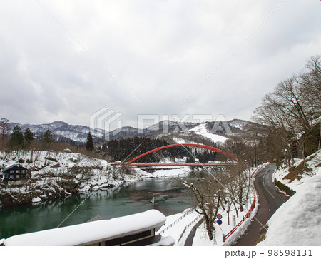 福島県河沼郡柳津町の雪景色・柳津橋 98598131