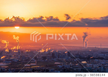 （静岡県）富士市田子の浦の工業地域から立ち昇る煙、夜明け 98598144
