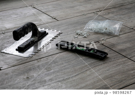 Spirit level and tiling tools. Repairs and renovation 98598267