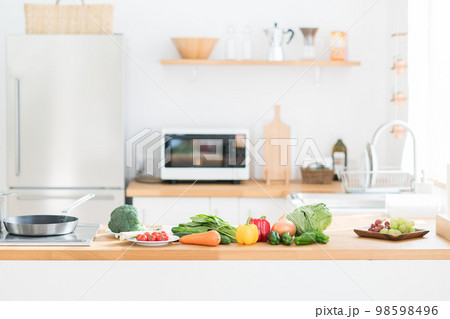 キッチンと食材 98598496