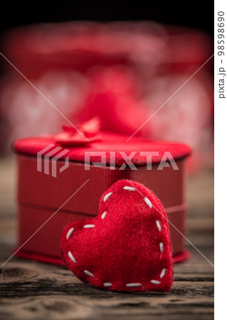 Red felt heart Red felt heart 98598690