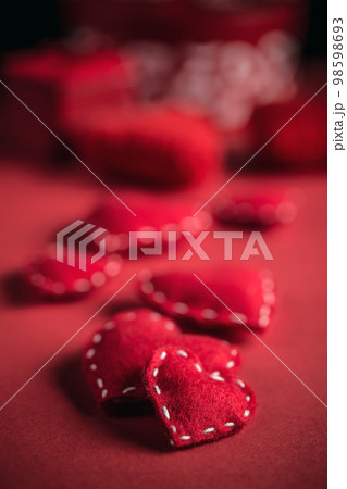 Red felt hearts 98598693