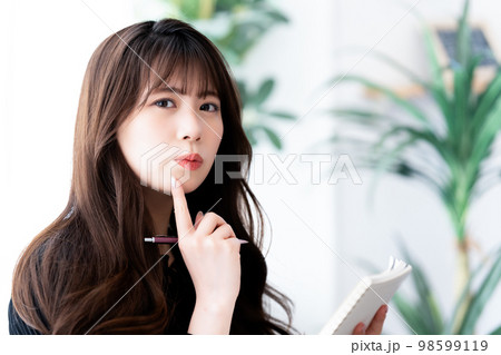 メモをとる若い女性 メモをとる若い女性 98599119