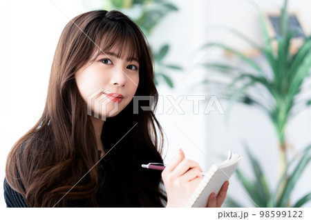 メモをとる若い女性 メモをとる若い女性 98599122