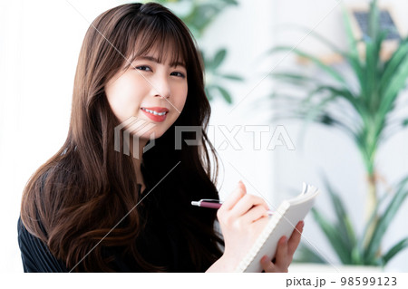 メモをとる若い女性 98599123