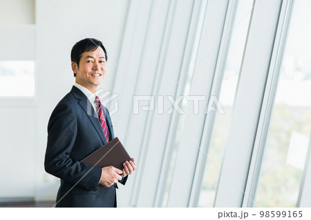 ミドルのビジネスマン　 98599165