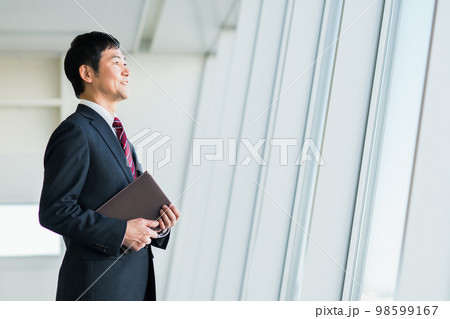 ミドルのビジネスマン　 98599167