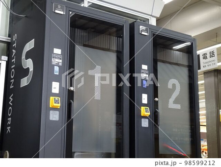 エキナカのブース型シェアオフィス 98599212