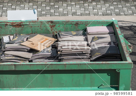 タイルカーペットの回収をするコンテナ 98599581