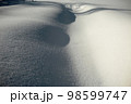 雪の写真です。積雪の多い少ないで　影を　表現しました 98599747